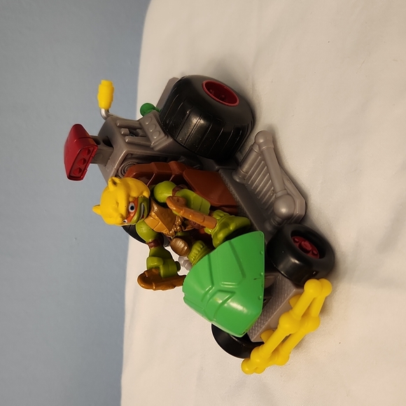 Teenage Mutant Ninja Turtles car with Michelangelo figure - Picture 2 of 4